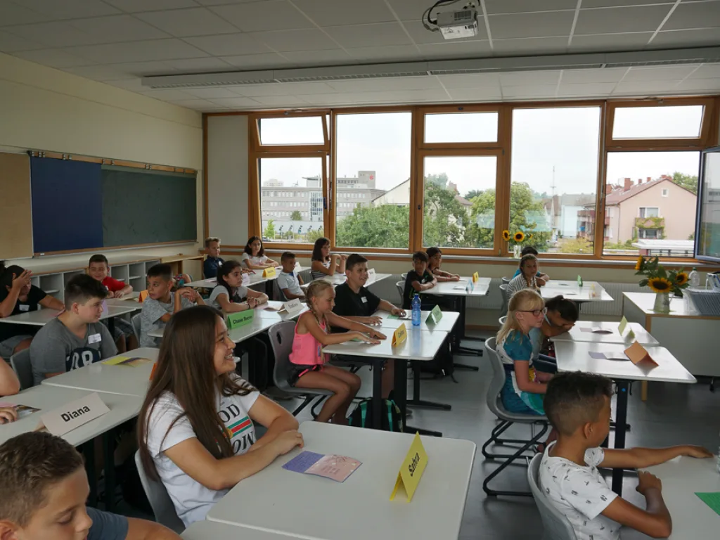 Kinder arbeiten an ihren Plätzen im Klassenraum.